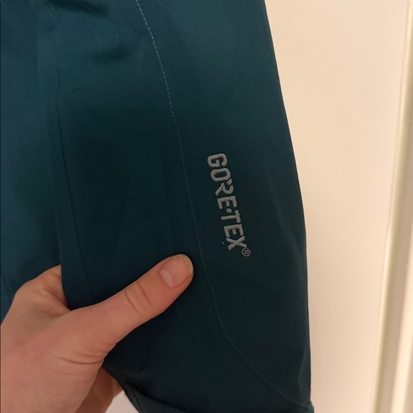 Marmot Woman’s Dark Teal Raincoat - Picture 3 of 4